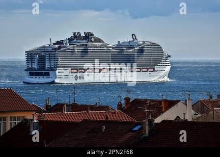 Marseille, France. 15th avril 2023. Le paquebot MSC World Europa quitte le port méditerranéen français de Marseille. (Photo de Gerard Bottino/SOPA Images/Sipa USA) crédit: SIPA USA/Alay Live News Banque D'Images