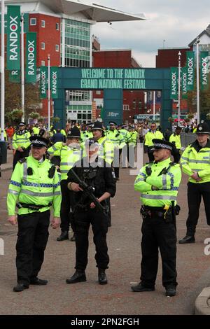 Maintien de l'ordre lors de la grande rencontre nationale manifestations et opposition à l'entrée principale de l'hippodrome d'Aintree. Liverpool, Merseyside, Royaume-Uni. 15/04/2023. Banque D'Images