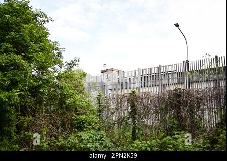 Une vue générale des clôtures de protection à l'extérieur de la prison de l'Opéra à Opéra, Milan, Italie sur 16 avril 2023 Credit: Piero Cruciatti/Alamy Live News Banque D'Images