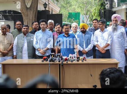 New Delhi, Inde. 16th avril 2023. Le ministre en chef de Delhi, Arvind Kejriwal (au centre), s'adresse aux médias avant de comparaître au siège social du Central Bureau of Investigation (CBI). Arvind Kejriwal est arrivé au quartier général de la CBI pour des questions dans le cadre de l'affaire de la police d'accise Liquor. Crédit : SOPA Images Limited/Alamy Live News Banque D'Images