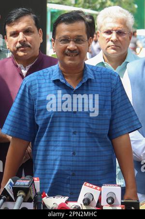 New Delhi, Inde. 16th avril 2023. Le ministre en chef de Delhi, Arvind Kejriwal, s'adresse aux médias avant de comparaître au siège social du Central Bureau of Investigation (CBI). Arvind Kejriwal est arrivé au quartier général de la CBI pour des questions dans le cadre de l'affaire de la police d'accise Liquor. Crédit : SOPA Images Limited/Alamy Live News Banque D'Images