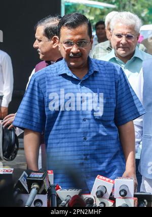 New Delhi, Inde. 16th avril 2023. Le ministre en chef de Delhi, Arvind Kejriwal, s'adresse aux médias avant de comparaître au siège social du Central Bureau of Investigation (CBI). Arvind Kejriwal est arrivé au quartier général de la CBI pour des questions dans le cadre de l'affaire de la police d'accise Liquor. Crédit : SOPA Images Limited/Alamy Live News Banque D'Images