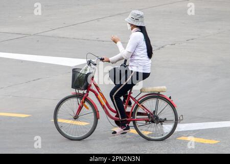 SAMUT PRAKAN, THAÏLANDE, 31 2023 JANVIER, Une femme à vélo dans la rue de la ville. Banque D'Images