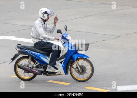 SAMUT PRAKAN, THAÏLANDE, 31 2023 JANVIER, Un homme avec casque fait une moto Banque D'Images