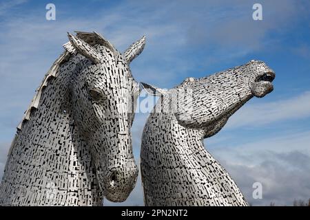 Vue rapprochée des figures du mythe Kelpie dans un parc public de Falkirk, en Écosse Banque D'Images