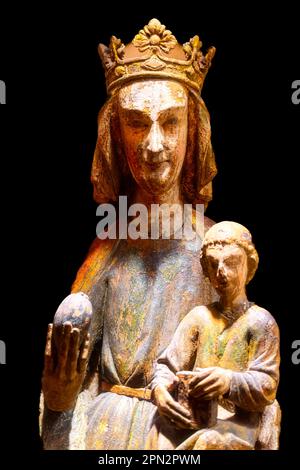Toronto, Canada - 7 avril 2023 : Christianisme sculpture en bois de style religieux et gothique. L'objet fait partie d'une exposition au Musée royal de l'Ontario. Banque D'Images