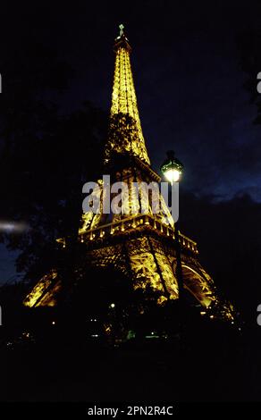 TOUR EIFFEL DE NUIT DEPUIS L'ESPLANADE DES CHAMPS DE MARS - PARIS FRANCE - IMAGE COULEUR ARGENT © F.BEAUMONT Banque D'Images