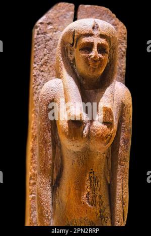 Toronto, Canada - 7 avril 2023 : sculpture en bois d'Isis ou de l'écrou de déesse du ciel. Objet Égypte. La pièce fait partie d'une exposition dans le Musée royal de l'Ontario Banque D'Images