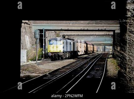Une locomotive électrique de classe 85 numéro 85108 qui travaille sur un train de transport de voitures chargé formé d'ensembles Silcock Cartic-4 et de fourgonnettes approchant le chemin Caledonian et Barnsbury sur la ligne North London le 14 mars 1991. Banque D'Images