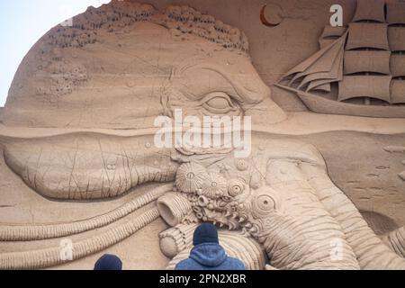 16 avril 2023, Mecklembourg-Poméranie occidentale, Rostock-Warnemünde : une grande sculpture de sable au quai 7.six artistes de cinq pays ont créé les figures pour le monde du sable 13th à partir de 300 tonnes de sable spécial directement sur le canal maritime de Warnemünde. Sous la devise 'métamorphose - soufflé par le vent (Baltique)', divers motifs autour du thème de la mer peuvent être vus en 2023. Photo: Stefan Sauer/dpa crédit: dpa Picture Alliance/Alay Live News Banque D'Images