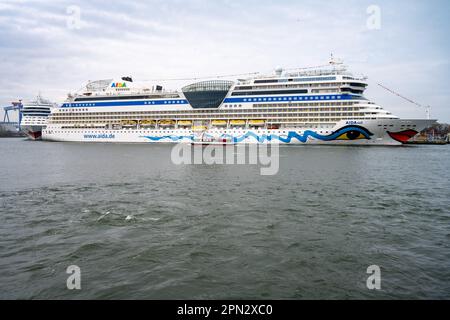 16 avril 2023, Mecklembourg-Poméranie occidentale, Rostock-Warnemünde: Les 'AIDAmar' (r) et 'AIDAsol'(l) ont amarré à Rostock-Warnemünde. Pour la première fois en 2023, deux navires de croisière seront alimentés en électricité côtière respectueuse de l'environnement en parallèle ce jour-ci. Jusqu'à ce que les deux navires quittent le port, une partie portuaire avec un programme maritime se tiendra à Neuer Strom. Photo: Stefan Sauer/dpa crédit: dpa Picture Alliance/Alay Live News Banque D'Images