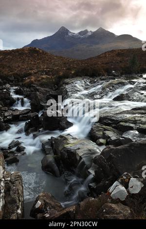 Magnifique chute d'eau à Sligachan, île de Skye, Écosse, Royaume-Uni. Banque D'Images