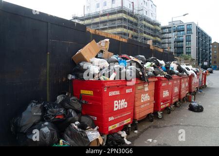 Slough, Berkshire, Royaume-Uni. 16th avril 2023. Le débordement de Biffa dumbtins en face d'un bloc d'appartements résidentiels à Slough, Berkshire ont été poignardant aujourd'hui. De nombreux nouveaux blocs d'appartements sont construits à Slough, ce qui exerce une pression sur les services de la ville. Crédit : Maureen McLean/Alay Live News Banque D'Images