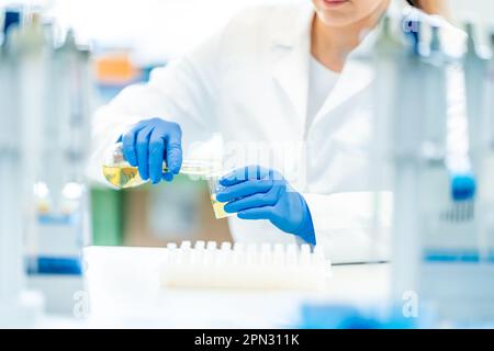 recherche biochimique en laboratoire. analyse chimique des fluides Banque D'Images