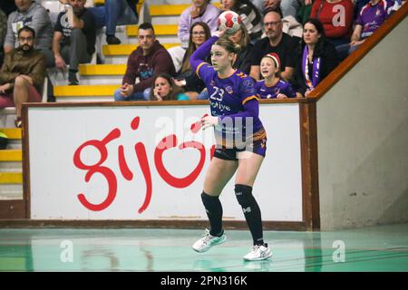 Gijon, Asturies, Espagne. 15th avril 2023. Gijon, Espagne, 15th avril 2023: Le joueur de Gijon, Mina Novovic (23) avec le ballon lors du match 22nd de la Ligue Iberdrola 2022-23 entre Motive.co Gijon et Grafometal la Rioja le 15th avril 2023, au Pavillon sportif de la Arena, Gijon, Espagne. (Credit image: © Alberto Brevers/Pacific Press via ZUMA Press Wire) USAGE ÉDITORIAL SEULEMENT! Non destiné À un usage commercial ! Banque D'Images