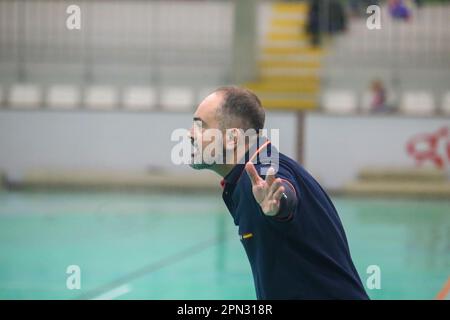 Gijon, Asturies, Espagne. 15th avril 2023. Gijon, Espagne, 15th avril 2023 : l'entraîneur en chef de Grafometal la Rioja, Juan José Gonzalez pendant le match de 22nd de la Ligue Iberdrola 2022-23 entre Motive.co Gijon et Grafometal la Rioja sur 15 avril 2023, au Pavillon sportif de la Arena, Gijon, Espagne. (Credit image: © Alberto Brevers/Pacific Press via ZUMA Press Wire) USAGE ÉDITORIAL SEULEMENT! Non destiné À un usage commercial ! Banque D'Images