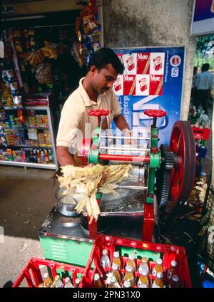 Une machine à presser le jus de canne à sucre à Goa, en Inde Banque D'Images