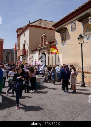 Personnes célébrant la semaine sainte devant l'église de Saint-Domingue. Málaga, Espagne. Banque D'Images
