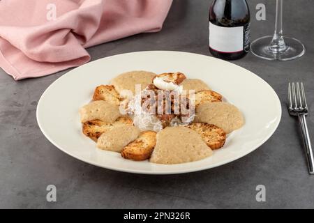 Tartare de veau sur une table en pierre dans un restaurant gastronomique Banque D'Images