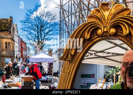 Bridport Saturday Street Market avec un miroir encadré doré reflectinle photographe placé contre une rangée d'étals du marché. Concept Street Market. Banque D'Images