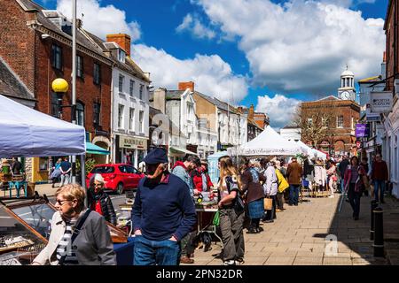 Bridport marché de rue samedi sur un matin ensoleillé de Springtime, avec l'horloge de ville et Bucky do Square en arrière-plan. Banque D'Images