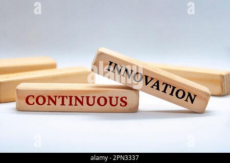 Texte d'innovation continue sur des blocs de bois. Culture d'entreprise et concept d'excellence opérationnelle. Banque D'Images