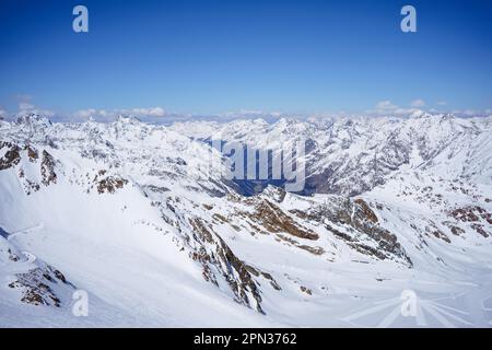 Vue sur la piste de ski et les montagnes depuis une hauteur de 3440 m à Pitztal, Autriche Banque D'Images