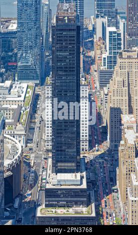 Penn 1, anciennement One Penn Plaza, maintenant une dalle noire avec des fenêtres solaires grises. La signature “1” à la couronne est maintenant blanche au lieu de rouge. Banque D'Images