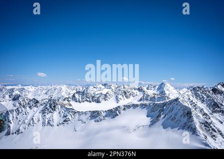 Vue sur les montagnes depuis une hauteur de 3440 m à Pitztal, Autriche Banque D'Images