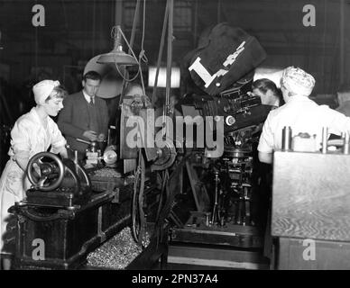 PETULA CLARK et DIANA DORS (retour à la caméra) comme usine de filles sur le terrain Candid avec l'équipe de film pendant le tournage de LA DANSE HALL 1950 réalisateur CHARLES CRICHTON scénario original E.V.H. Emmett Diana Morgan et Alexander Mackendrick directeur de la photographie Douglas Slocombe direction artistique Norman G. Arnold producteur Michael Balcon Ealing Studios / Banque D'Images