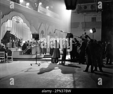 GERALDO et son orchestre sur le plateau Candid avec Movie Crew filmant une scène pour LE RÉALISATEUR DE LA SALLE DE DANSE Charles CRICHTON 1950 scénario original E.V.H. Emmett Diana Morgan et Alexander Mackendrick directeur de la photographie Douglas Slocombe direction artistique Norman G. Arnold producteur Michael Balcon Ealing Studios / Banque D'Images