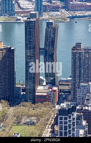 Le Copper, aussi appelé American Copper Building, est revêtu de ce métal et va à temps tourner verdigris vert. Le pont aérien des tours contient une piscine. Banque D'Images