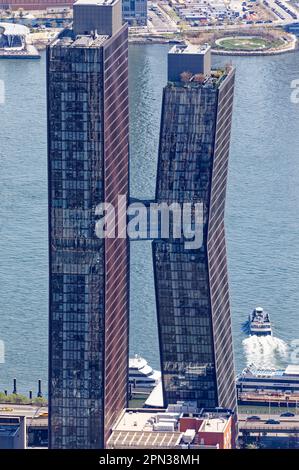 Le Copper, aussi appelé American Copper Building, est revêtu de ce métal et va à temps tourner verdigris vert. Le pont aérien des tours contient une piscine. Banque D'Images