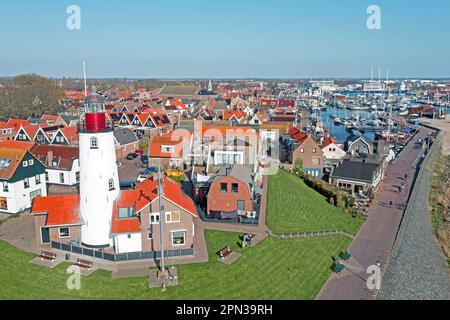 Aérienne du village historique Urk avec le phare aux pays-Bas Banque D'Images