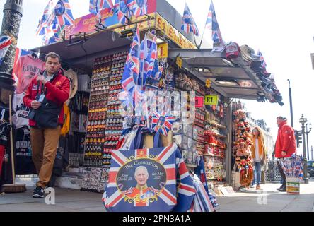 Londres, Royaume-Uni. 15th avril 2023. Les souvenirs du couronnement en vente dans le centre de Londres comme préparatifs pour le couronnement du roi Charles III, qui a lieu sur 6 mai, se poursuivent autour de Londres. Banque D'Images