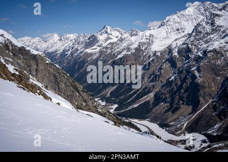 Vue sur la route et les montagnes de ski d'une hauteur de 3440 m à Pitztal, Autriche Banque D'Images