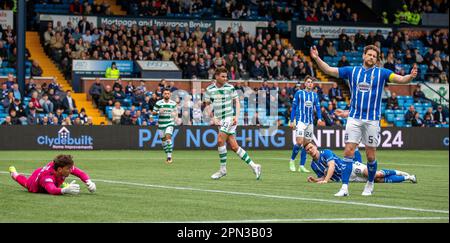 Kilmarnock, Écosse, Royaume-Uni. 16th avril 2023 ; Rugby Park, Kilmarnock, Écosse : Scottish Premiership football, Kilmarnock versus Celtic ; Matt O'Riley du Celtic célèbre après ses prises de vue et ses scores pour le faire 3-0 en 18th minutes crédit : action plus Sports Images/Alay Live News Banque D'Images