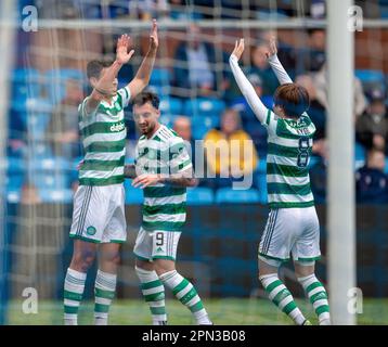 Kilmarnock, Écosse, Royaume-Uni. 16th avril 2023 ; Rugby Park, Kilmarnock, Écosse : Scottish Premiership football, Kilmarnock versus Celtic ; Matt Oriley du Celtic fête avec Kyogo Furuhashi du Celtic après avoir obtenu son score pour le faire 3-0 en 18th minutes crédit: Action plus Sports Images/Alay Live News Banque D'Images