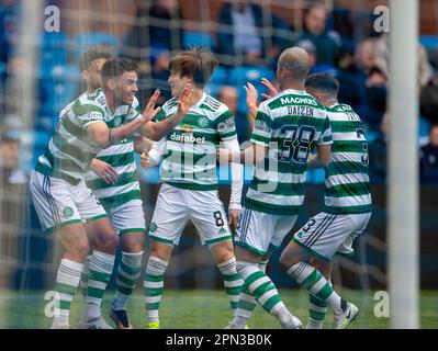 Kilmarnock, Écosse, Royaume-Uni. 16th avril 2023 ; Rugby Park, Kilmarnock, Écosse : Scottish Premiership football, Kilmarnock versus Celtic ; Matt Oriley du Celtic célèbre avec ses copains d'équipe après qu'il a obtenu son score de 3-0 en 18th minutes crédit : action plus Sports Images/Alay Live News Banque D'Images