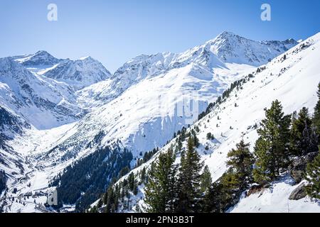 Vue sur les montagnes depuis une hauteur de 3440 m à Pitztal, Autriche Banque D'Images