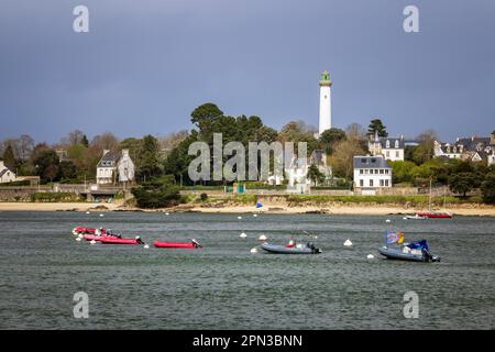 Le phare de la Pyramide à Benodet de l'autre côté de l'Odet, Bretagne, France Banque D'Images