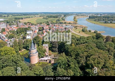 Antenne de la ville médiévale Wijk bij Duurstede avec château Duurstede sur la rivière Lek aux pays-Bas Banque D'Images