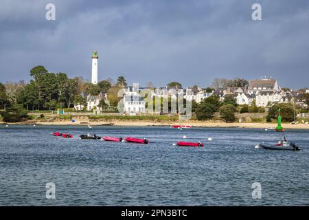 Le phare de la Pyramide à Benodet de l'autre côté de l'Odet, Bretagne, France Banque D'Images