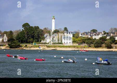 Le phare de la Pyramide à Benodet de l'autre côté de l'Odet, Bretagne, France Banque D'Images