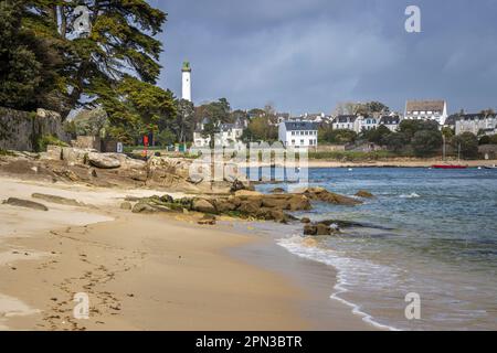 Le phare de la Pyramide à Benodet de l'autre côté de l'Odet, Bretagne, France Banque D'Images