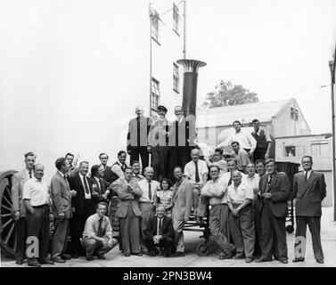 Le réalisateur CHARLES CRICHTON (6th de la position gauche) et l'équipe de film de Ealing Studios avec la locomotive à vapeur 1838 véritable Lion utilisée dans LE réalisateur TITFIELD THUNDERBOLT 1953 CHARLES CRICHTON scénario original T.E.B. Clarke Music Georges Auric producteur Michael Truman an Ealing Studios Michael Balcon production / distributeurs de films généraux (GFD) Banque D'Images