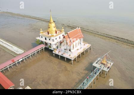 Samutprakarn Thaïlande 15 avril 2023 : vue de dessus de l'église Wat Hong Thong et passerelle sur la mer Banque D'Images