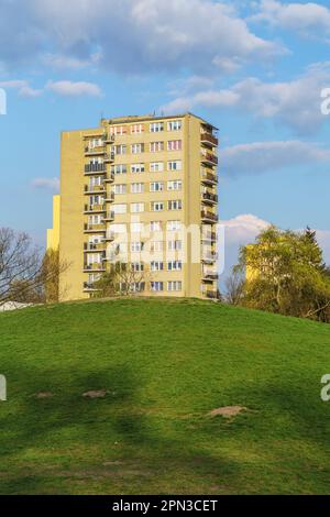 bloc d'appartements près d'un parc de la ville Banque D'Images