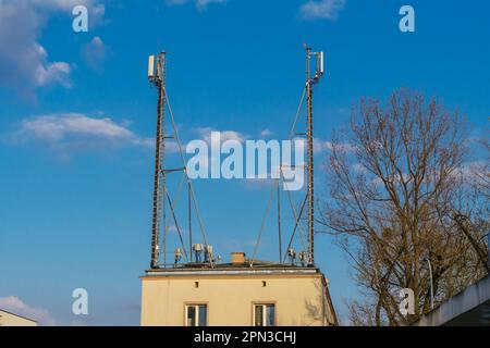 Deux émetteurs-récepteurs GSM dans un bâtiment résidentiel de Varsovie Banque D'Images