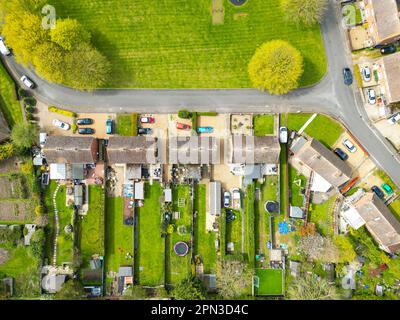 Vue en haut vers le bas de drone typique des maisons anglaises mitoyennes montrant là des jardins étendus. Ci-dessus montre une partie d'une zone d'espace verte. Banque D'Images